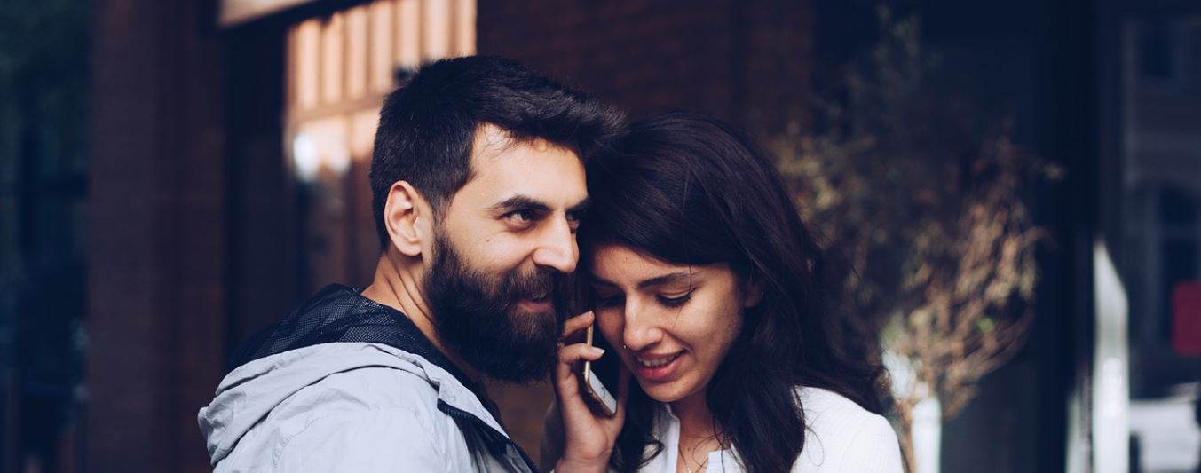 25+ Different Formal and Funny Ways To Answer The Phone